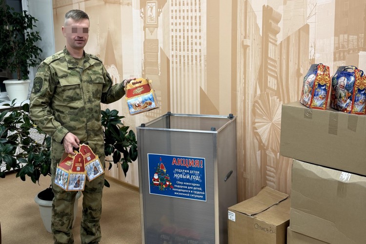 Архангельский росгвардеец присоединился к акции «Подари детям Новый год»