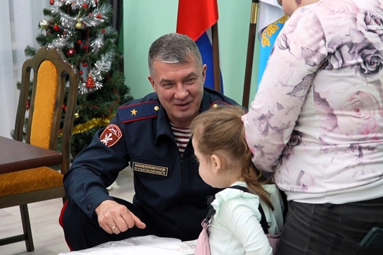 Начальник Управления Росгвардии по Архангельской области исполнил роль «Деда Мороза специального назначения»