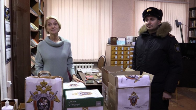 Военные следователи Северного флота передали книги в библиотеку военно-морского клинического госпиталя